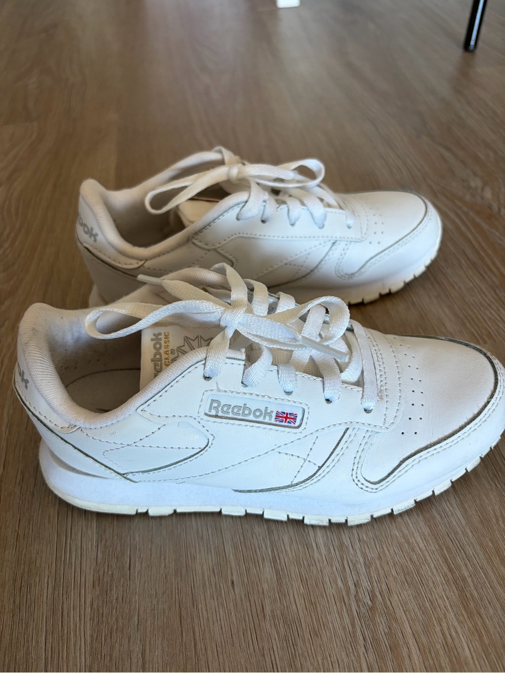 Reebok White Leather Classic Trainers - Picture 2 of 5